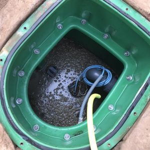 entretien-visant-a-nettoyer-et-controler-la-cuve-la-pompe-le-flotteur-et-les-organes-internes
